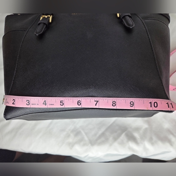 Michael Kors aprox 11"x10"inchs- Black Tote Bag W/ Golden Hardware - Picture 14 of 15